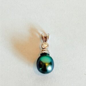 Elegant Green Pearl Pendant